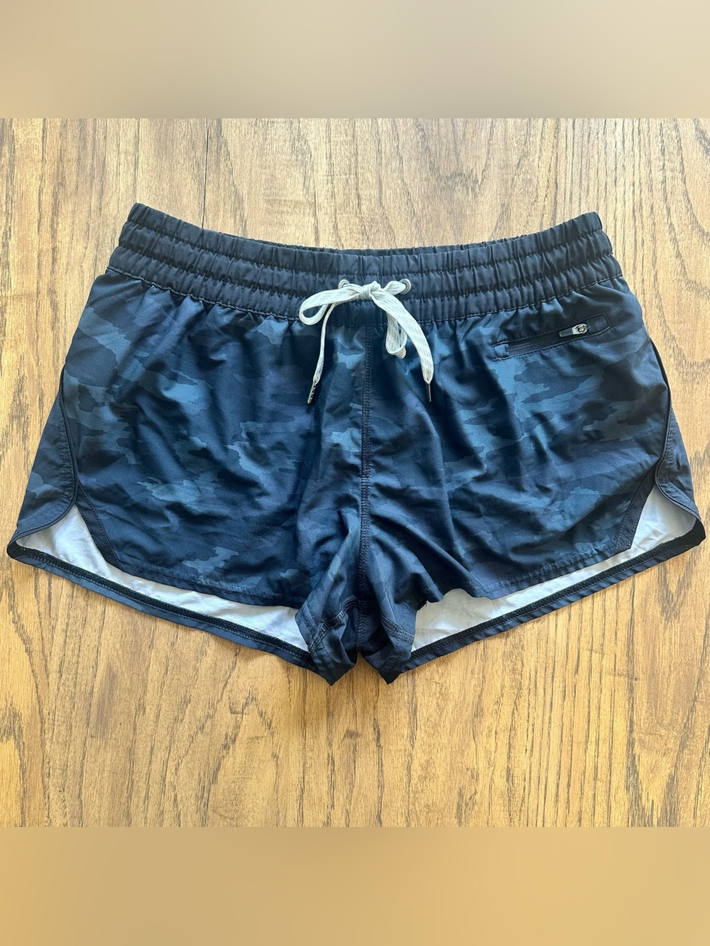 Vuori Clementine Athletic Shorts Black Watercolor Camo Running Medium Women’s